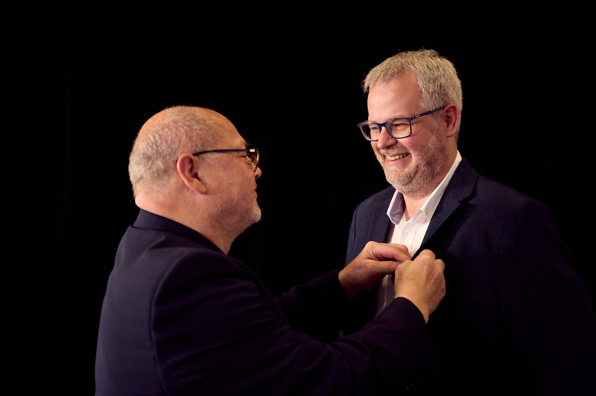 Dieter Wachtel steckt Michael Schmut die Präsidentennadel an.