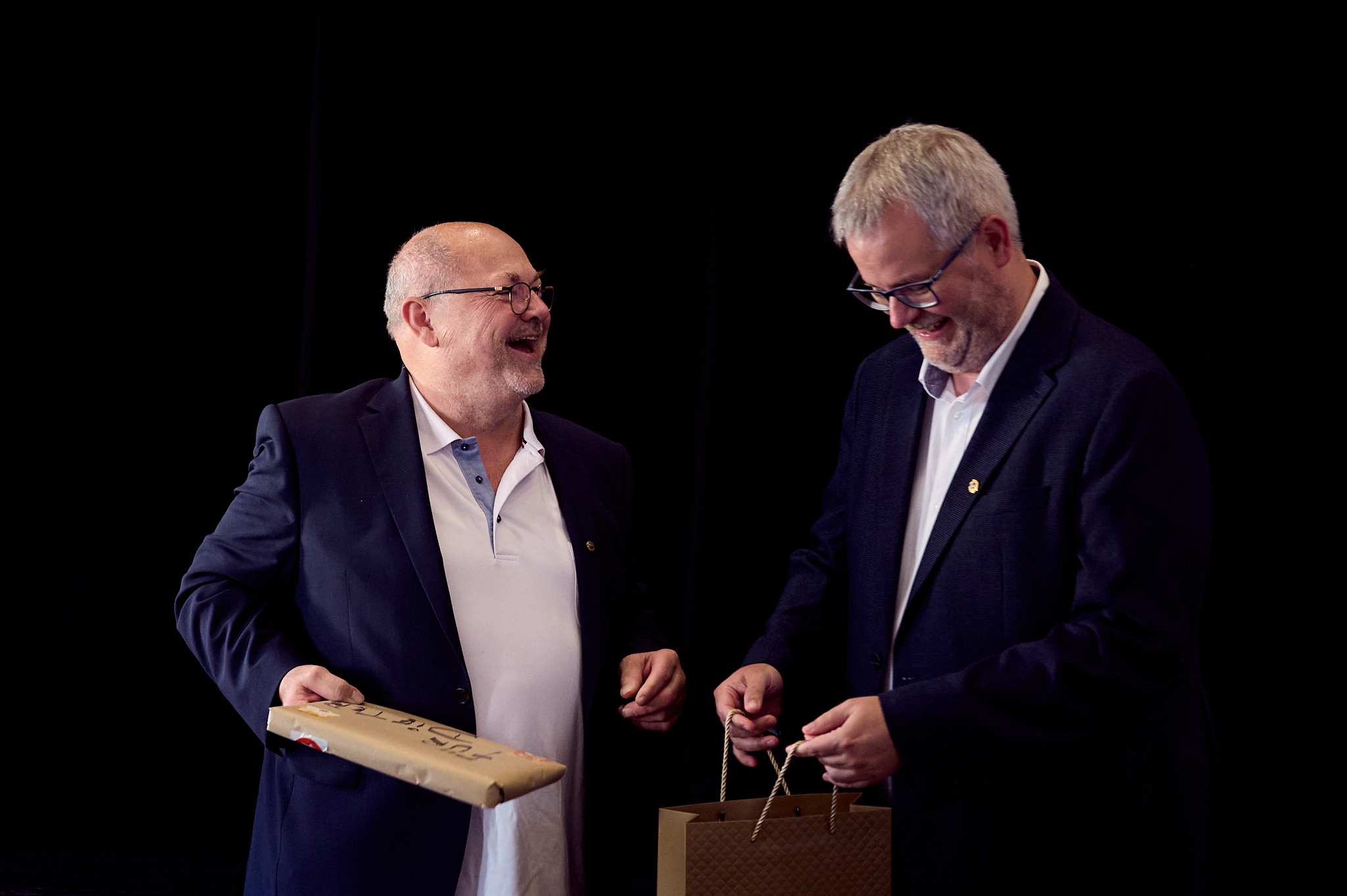 Dieter Wachtel nimmt sein Präsidentenbuch in Empfang